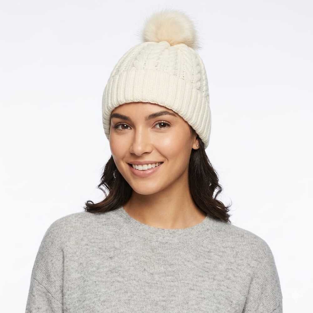 Double braided hat with thermal lining and pompom. - Picture 1 of 7